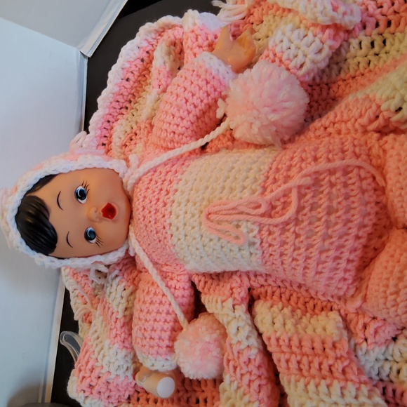 19 in vintage handmade crocheted baby with hard plastic head,hands. - Picture 5 of 8